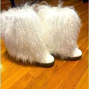 Boots NEW WOT.They are real lambs wool.Warm & cozy, by Bearpaw